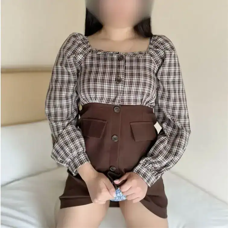 公○員のえっちなアルバイト！ 制服コスで中出しハメ撮り！そらちゃん20歳 今回遊びに来てくれたのはお堅い仕事してる 公○員のそらちゃん（20歳）です 実は自分の国○○金の支払いをしていないのが上司にバレて怒られてしまったので自分で稼いで納めなきゃっていう理由で応募してきたちょっと世間知らずな子です。 擦れた感じのない子で若さもあるので王道の制服を着せて風俗業界の基本から提案してみました！ わからな