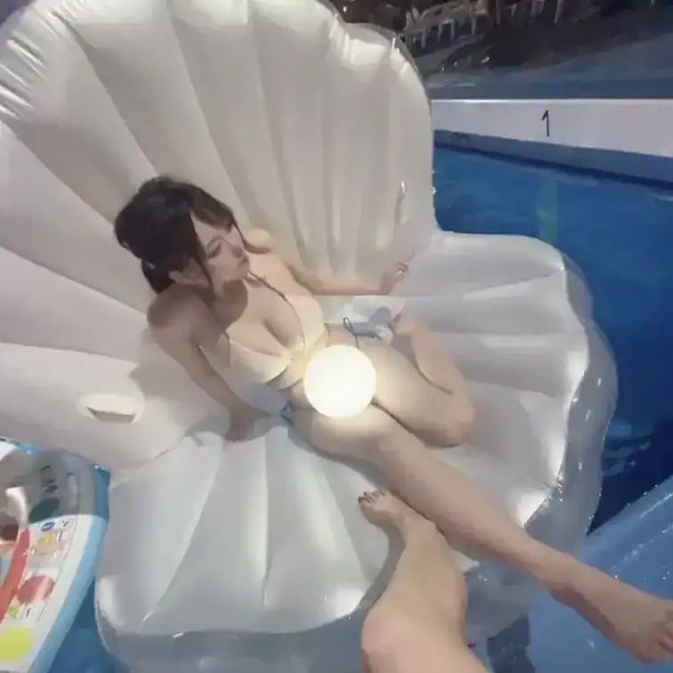 友達の天然爆乳「Lカップ」冤ちゃんとプールデートからのお家セックス(顔出し本編4時間8分)
