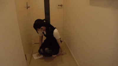 #023 しずく 拭き掃除をしてくれている姿を見ていたら、イタズラ したくなったので電気のスイッチをオフ(…