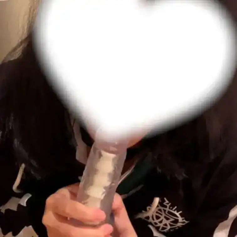 ディルドをフェラしたり